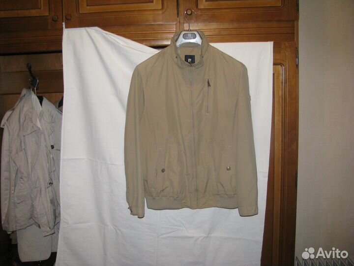Продаю ветровку мужскую