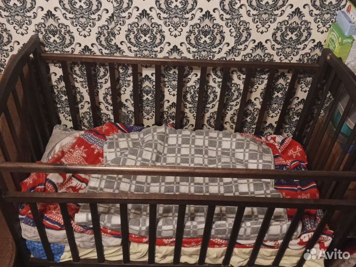 Детская кроватка с маятником