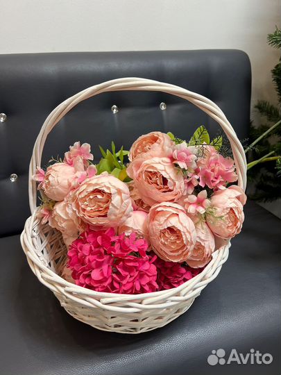Корзина с искусственными цветами
