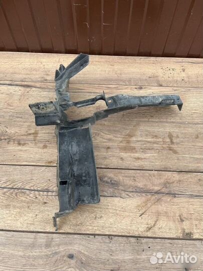 Пыльник радиатора Land Rover Vogue 3 4.4