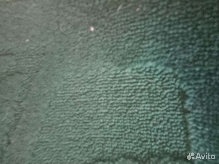 Коврик прикроватный остался один зелёный