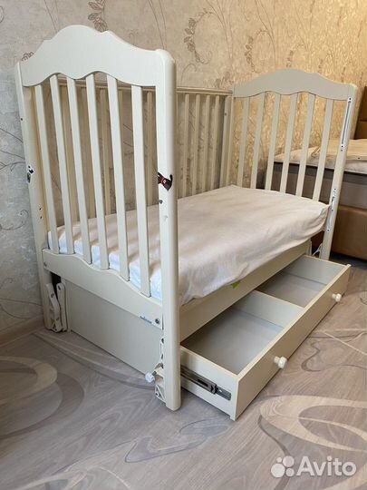 Детская кроватка с универсальным маятником
