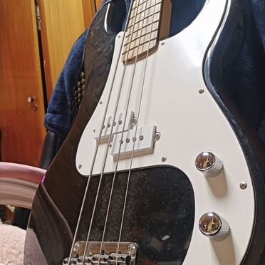 Бас Гитара Caraya B300BK и комбоусилитель GA-10