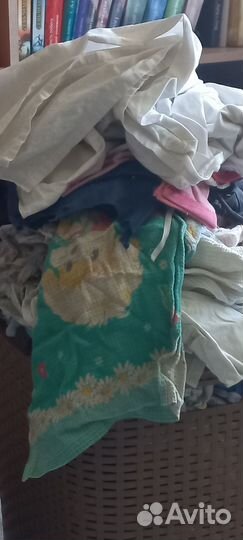 Огромная корзина тряпок для уборки