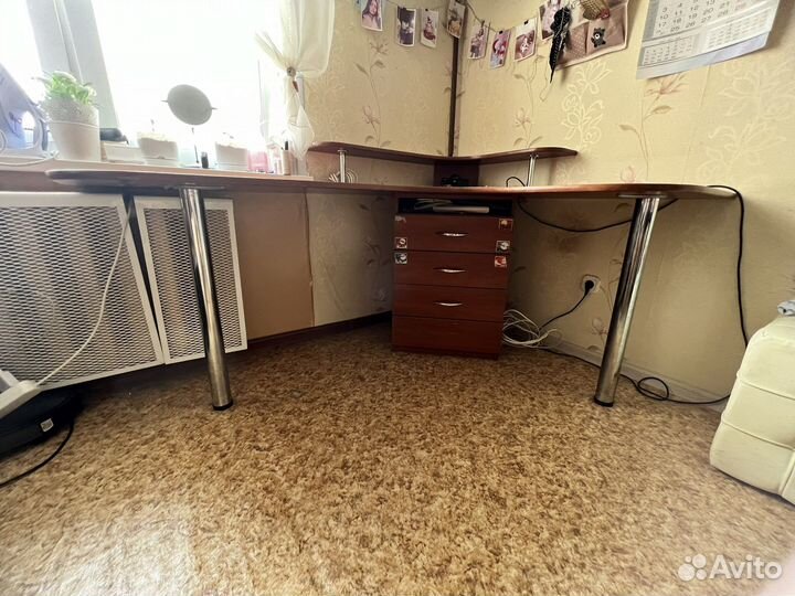 Угловой письменный стол