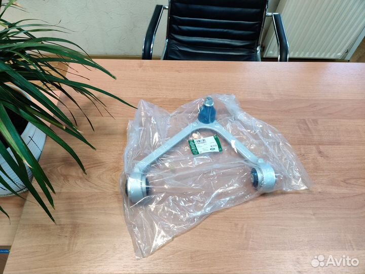 Рычаг передний верхний левый Jaguar XJ AWD