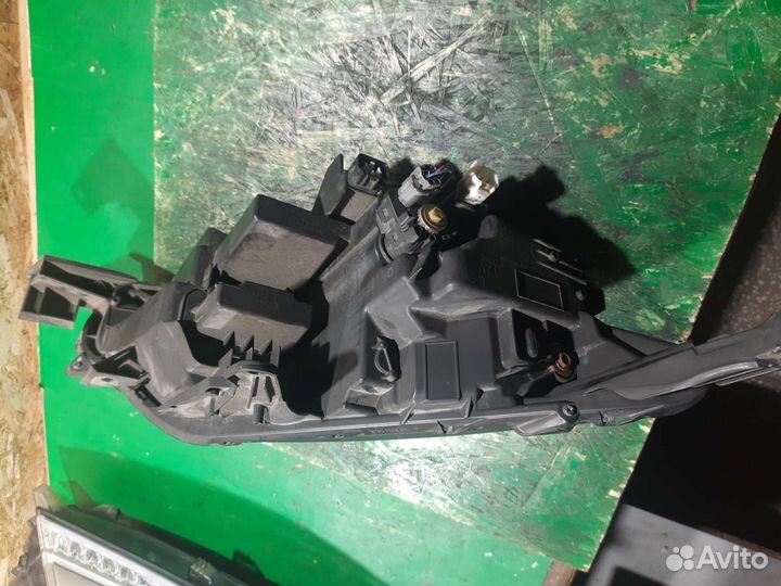 Фара передняя L Mitsubishi Pajero Sport