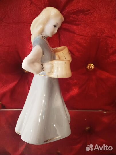 Статуэтка СССР Девушка с кружками Фарфор Рига