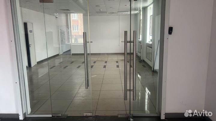 Дверь стеклянная офисная входная