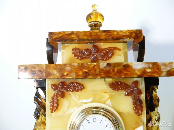 Настольные часы из янтаря