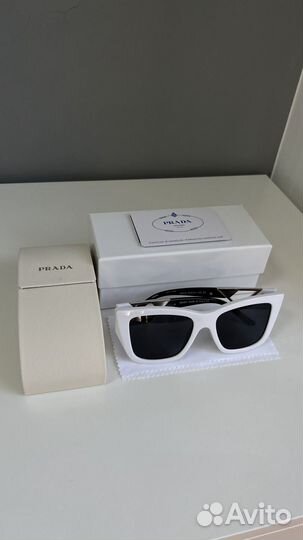 Очки Prada солнцезащитные
