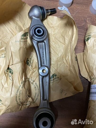 Рычаг подвески поперечный (31106878081)