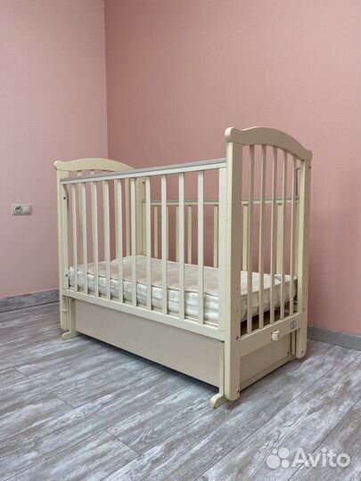 Детская кроватка с маятником и ящиком