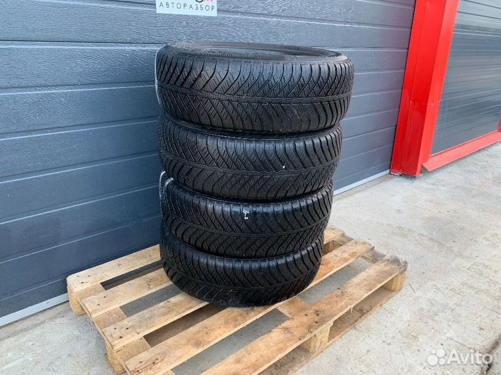 Goodyear Vector 4Seasons 215/60 R17