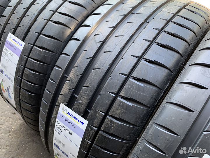Michelin Pilot Sport 4 S 275/35 R20 и 245/40 R20