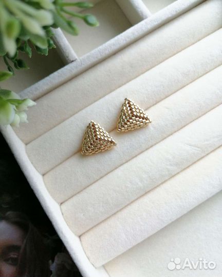 Серьги-гвоздики из бисера ручной работы