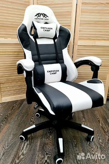 Игровое компьютерное кресло бело-черное