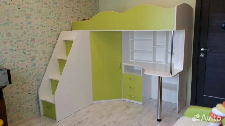 Детская кровать чердак со столом и шкафом