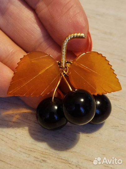 Винтажная брошь. Янтарь. Ягоды