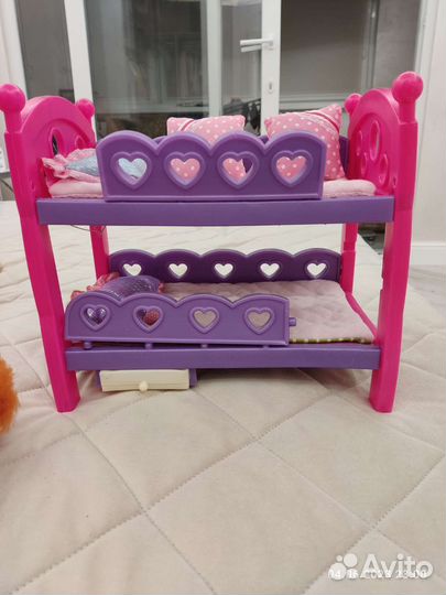 Куклы в кроватке