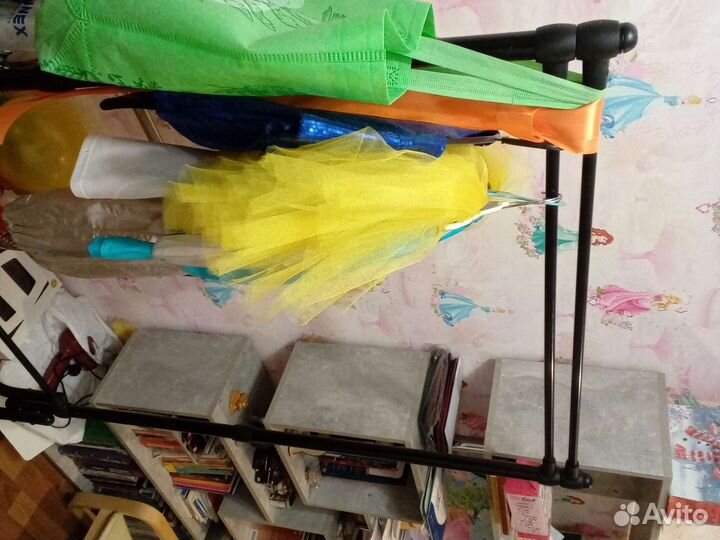 Вешалка для одежды напольная на колесах