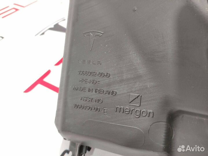 Бачок омывателя Tesla Model 3 2018 1096062-00-D