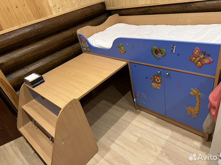 Кровать-чердак со столом, лестницей, шкафчиками
