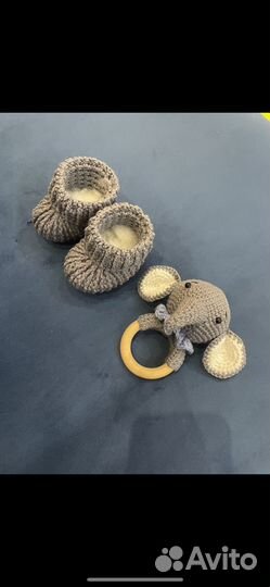 Погремушки и пинетки для малышей