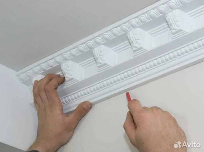 Монтаж потолочных плинтусов