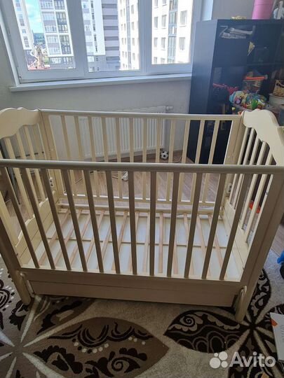 Детская кроватка с маятником и ящиком