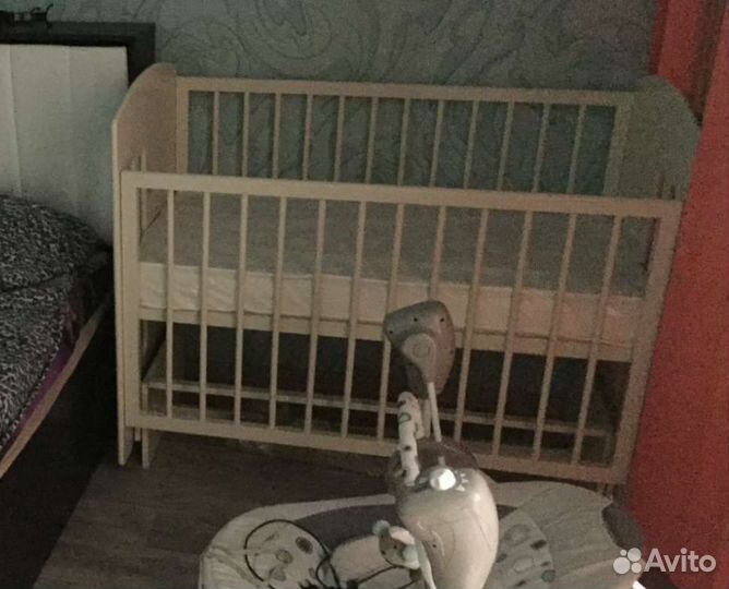 Детская кроватка с маятником, матрасом и бельем