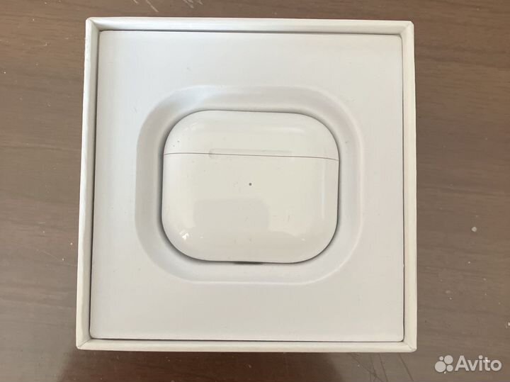 AirPods pro (на фотке 3)
