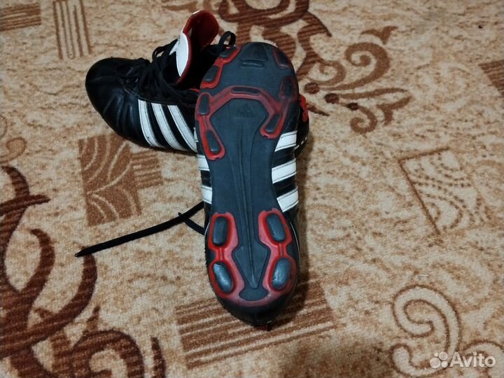 Футбольные бутсы adidas