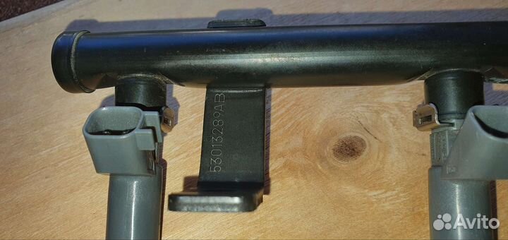 Топливная рампа с форсунками на двигатель крайслер