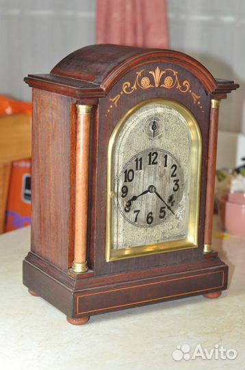 Четвертные консольные часы HAU