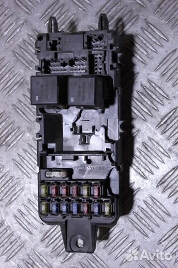 Блок предохранителей салонный Mitsubishi Carisma 2