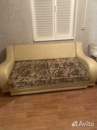 Кожаный диван