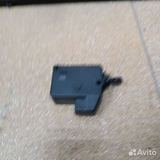 Активатор замка багажника, бака Volvo S40 1