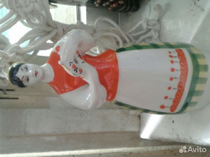 Девушка с чайником