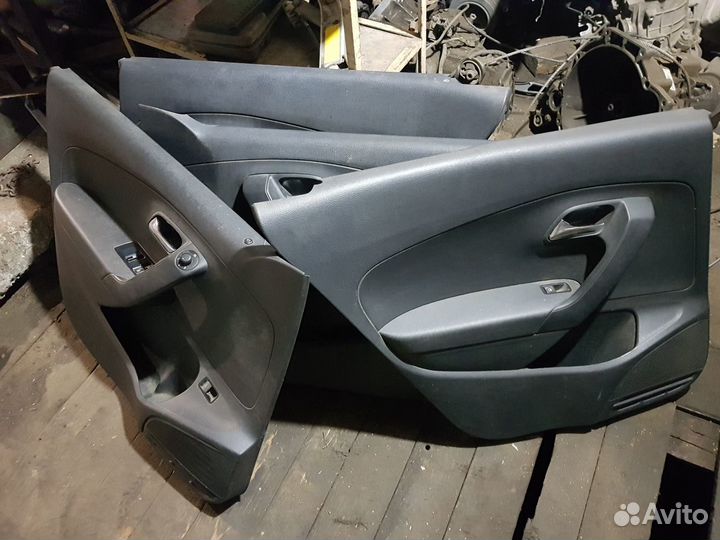 Обшивка двери Volkswagen Polo