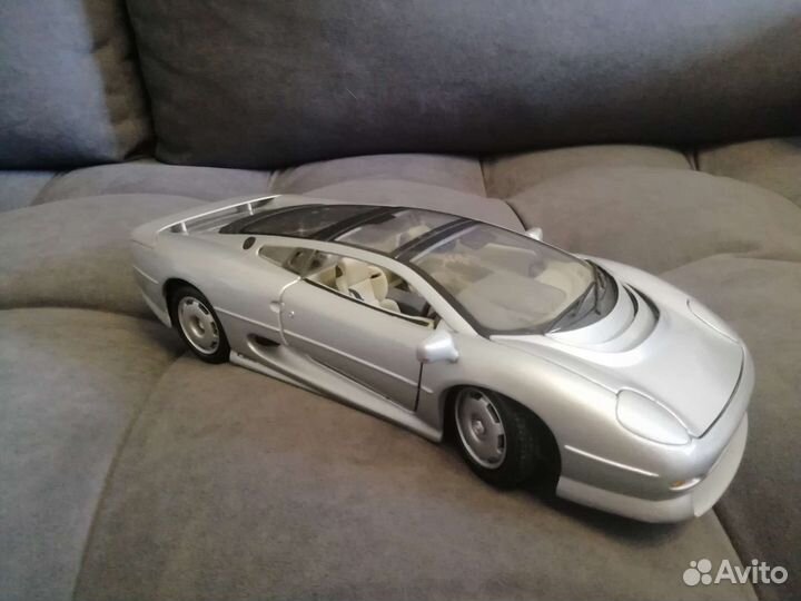 Jaguar XJ220 1/18 Maisto