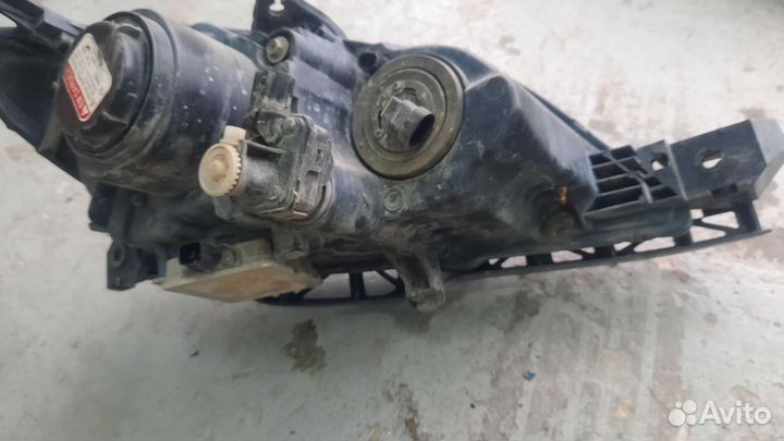 Фара ксенон Мазда 3 хэтчбек