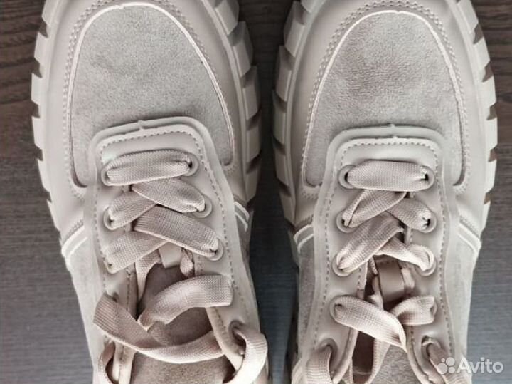 Кроссовки женские