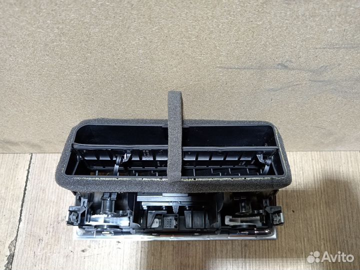 Дефлектор центральный audi q7 4l