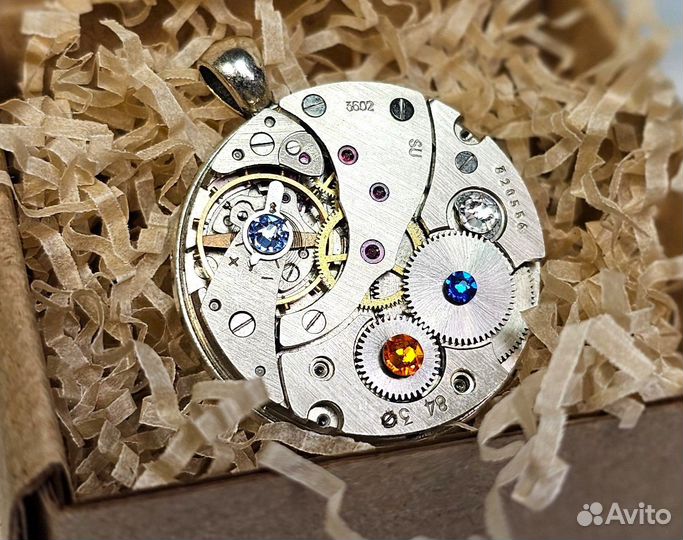 Кулон из часового механизма с кристаллами Сваровск