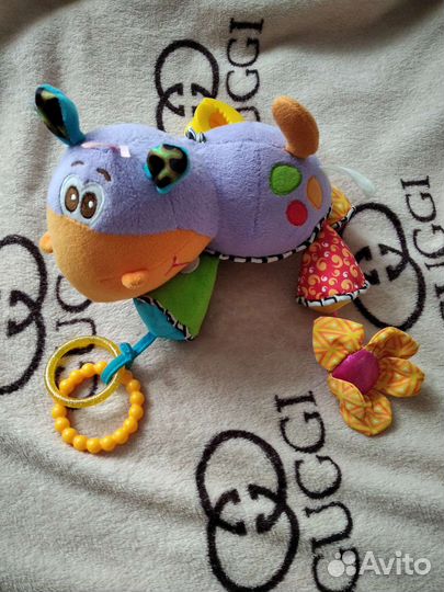 Игрушка бегемот, подвеска шуршит, пищит