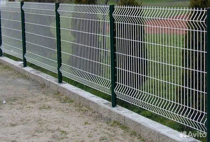 Забор из 3D сетки с металлическими столбами качест