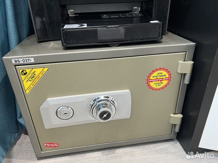 Сейф металлический