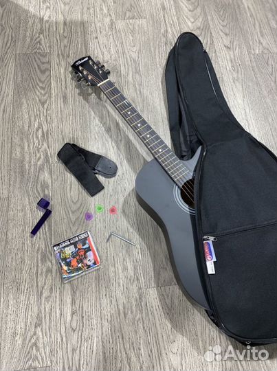 Гитара с чехлом и комплектами