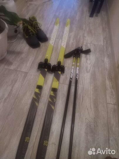Лыжи с ботинками и палками